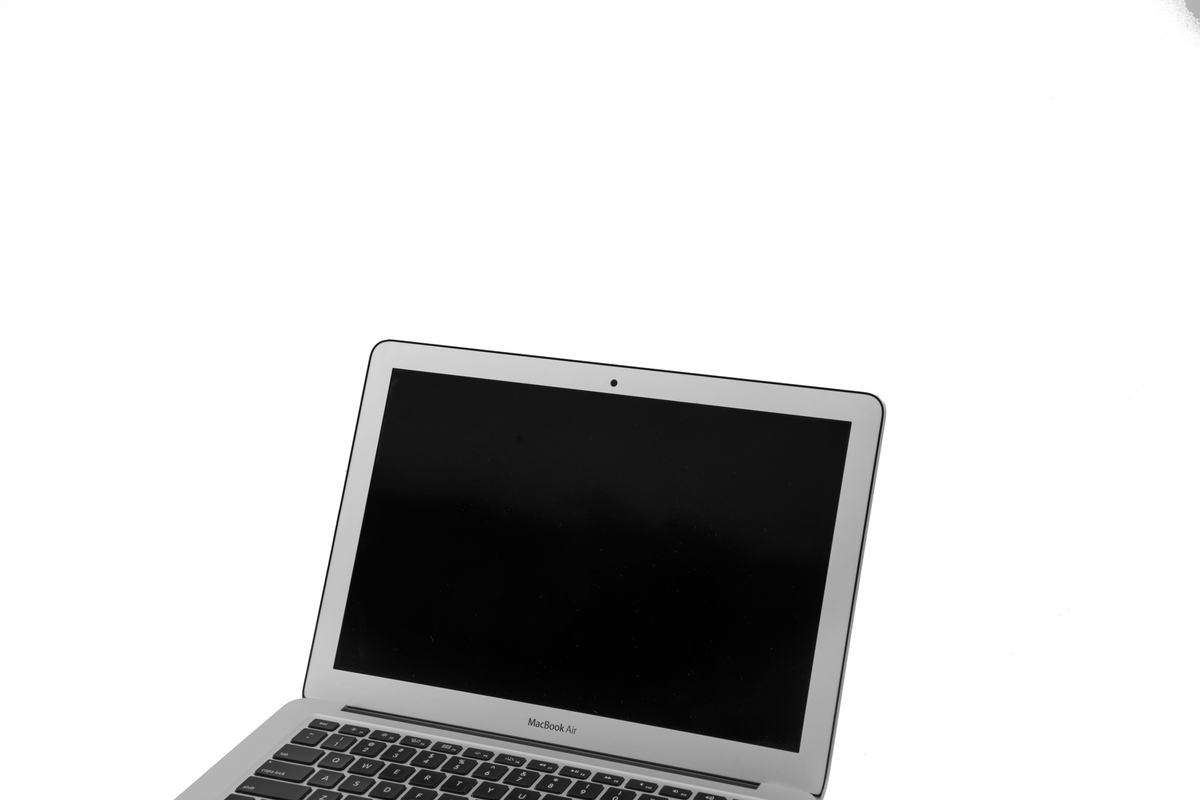 MacBook Air 2012 | 13 inches | Intel Core i7 2GHz Processor | 8GB